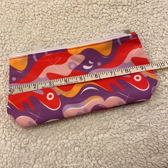 CLINIQUE Cosmetics Bag - Picture 8 of 9